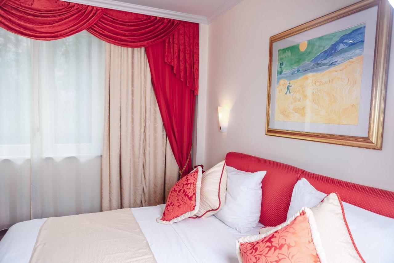 Hotel Pushkin Uralsk Exterior photo